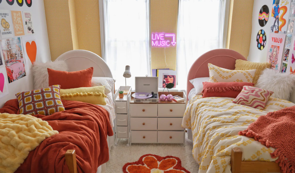 Taylor Swift Dorm Rooms  Preppy room decor, College dorm room