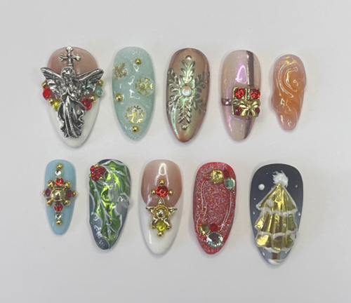3D Christmas nails from Etsy